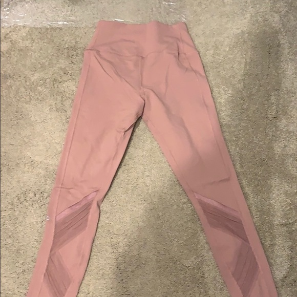 BRAND NEW ALO LEGGINGS - Picture 3 of 3